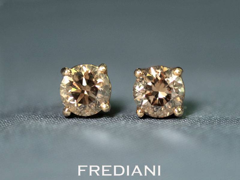 Boucles d'oreilles en or jaune serties de 2 diamants bruns naturels