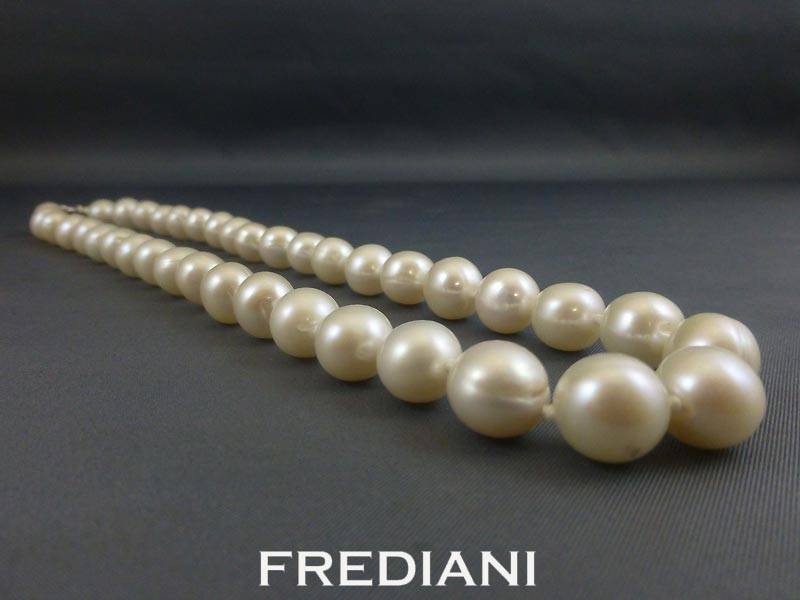 Collier en Perles de Chine avec fermoir en or blanc