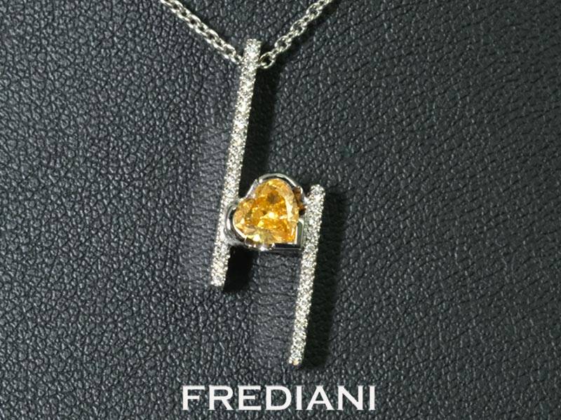 Pendentif en or blanc serti d'un diamant jaune coeur et 28 diamants naturels