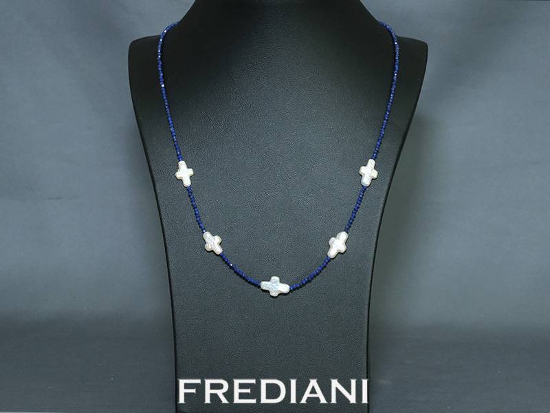 Collier en perles de lapis lazuli facettées avec 5 croix en perles de culture sur fermoir en argent