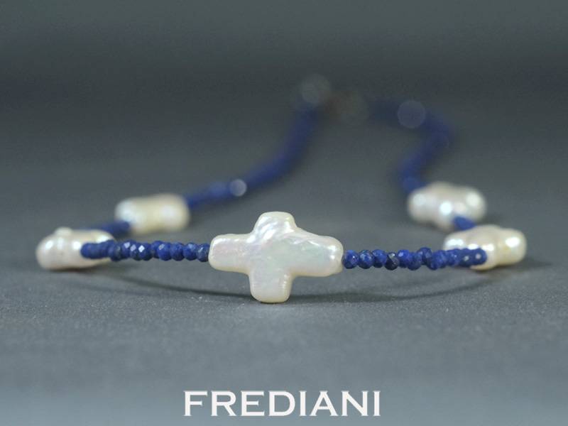 Collier en perles de lapis lazuli facettées avec 5 croix en perles de culture sur fermoir en argent