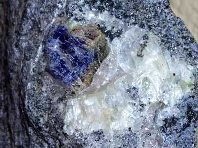 Ici, un cristal de 2 cm bien bleu, mais trop fracturé pour être taillé