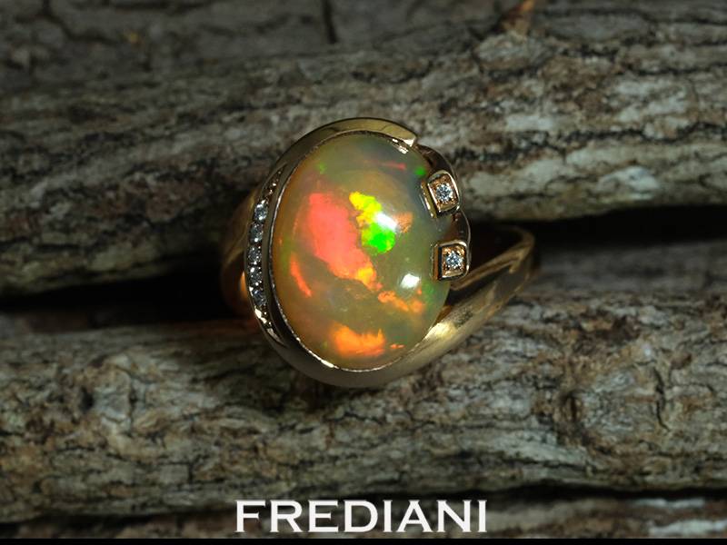 Bague en or rouge sertie d'une opale naturelle et 7 diamants