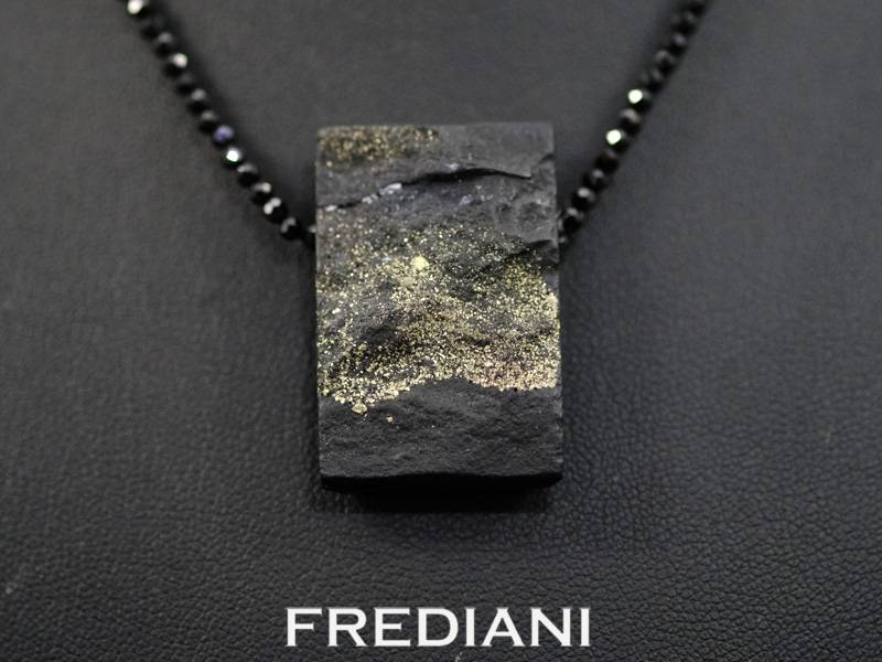 Collier en spinelles noirs avec un pendentif en ardoise incrustée de pyrite naturelle.