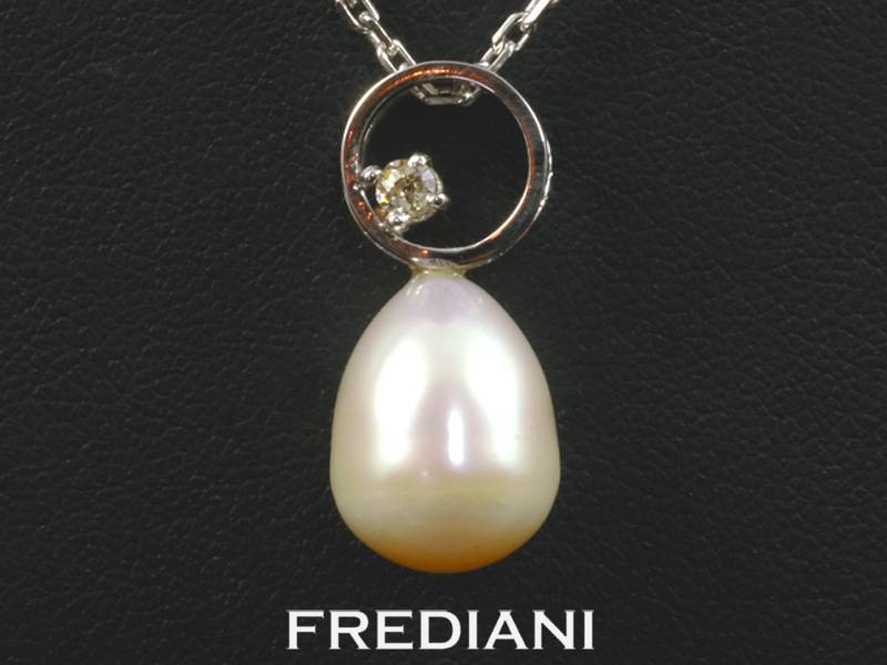Pendentif en or blanc avec une perle d'eau douce et un diamant naturel