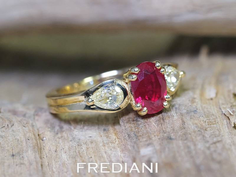 Bague en or jaune 750/000 sertie d'un rubis Birman ovale certifié accompagné de 2 diamants jaunes poires naturels.