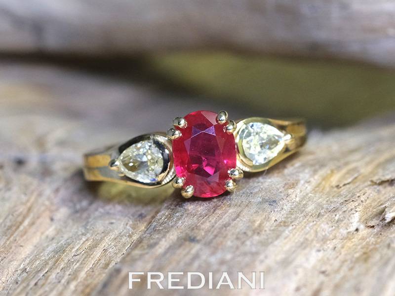 Bague en or jaune 750/000 sertie d'un rubis Birman ovale certifié accompagné de 2 diamants jaunes poires naturels.