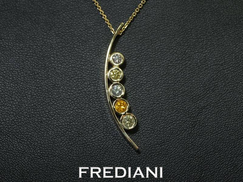 Pendentif en or jaune 750/000 serti de 5 diamants de couleur naturels