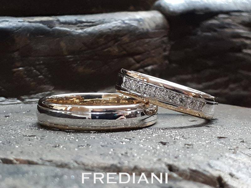Paire d'Alliances deux ors 750/000 serties de diamants naturels