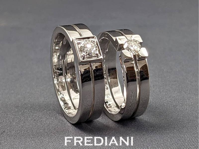 Alliances pour homme en or blanc 750/000 serties de diamants naturels.