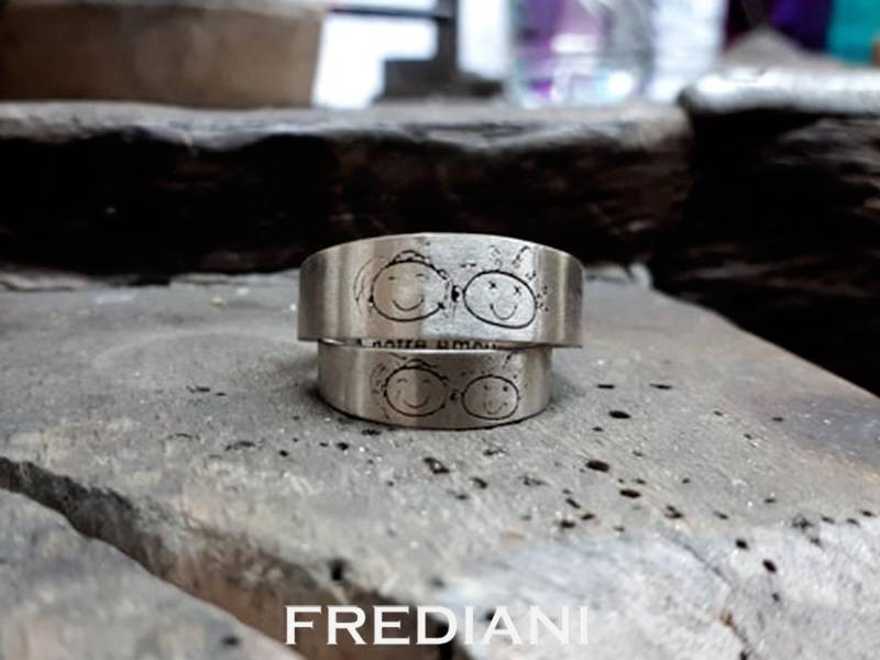 Paire d'Alliances en or blanc 750/000 délicatement brossées et gravées à la main.