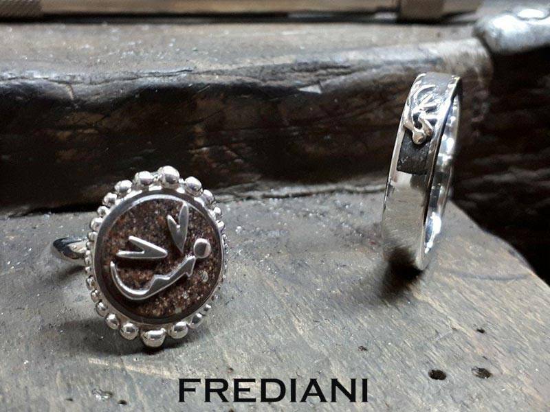 Alliances en or blanc 750/000 serties de météorites type chondrite.