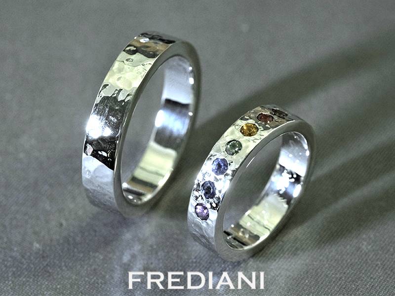 Alliances or blanc martelé et saphirs de couleur