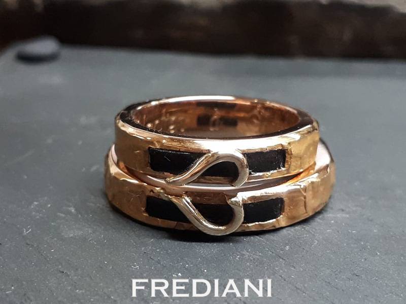 Paire d'Alliances en or rouge 750/000 et ébène