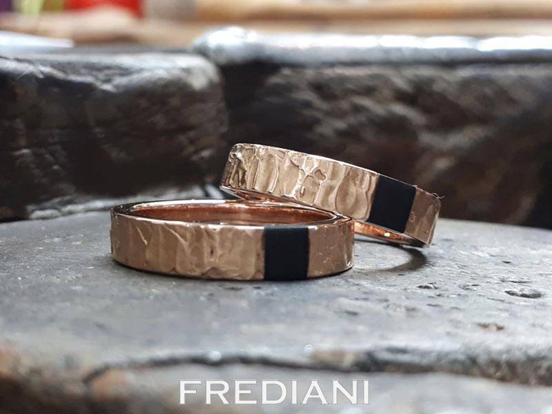 Paire d'Alliances en or rouge 750/000 martelé et plaques de jais taillée sur mesure