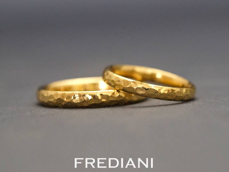 Alliances en or jaune martelé