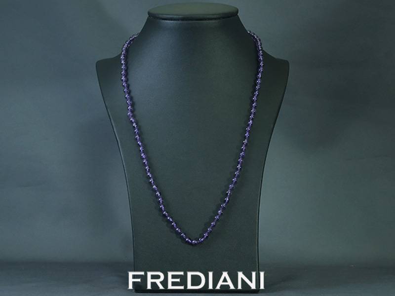 Collier en boules d'améthystes long de 55 cm et son fermoir en argent 925/000.