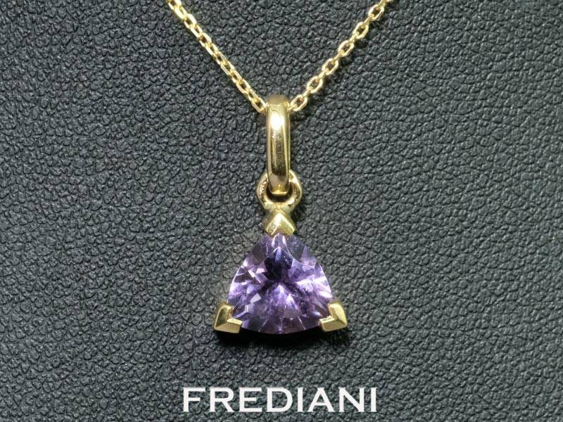 Pendentif en or jaune750/000 serti d'une améthyste de forme troïdia.
