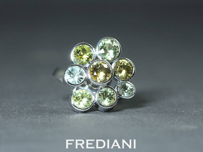 Bague en or blanc 750/000 sertie de 8 chrysobéryls naturels