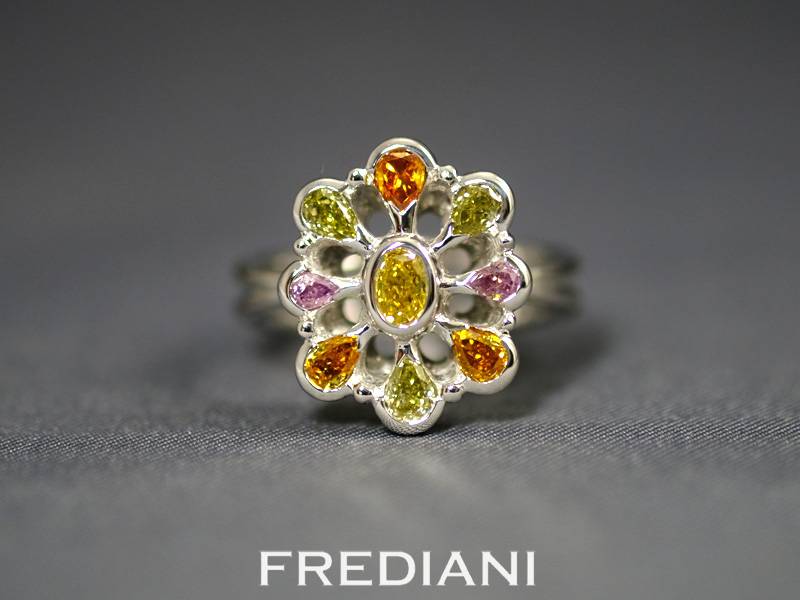 Bague en or blanc sertie de diamants de couleurs naturels