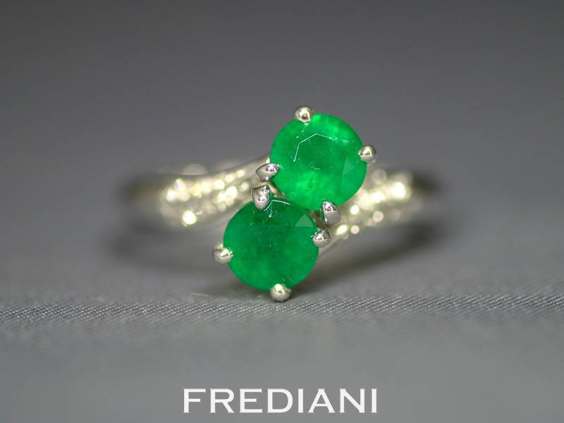 Bague en or blanc, émeraudes et diamants