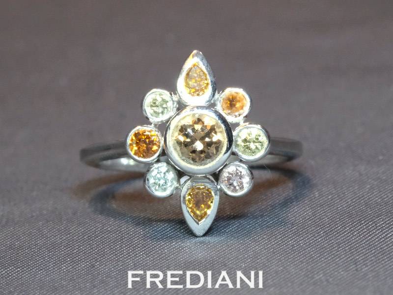 Bague en or blanc 750/000 sertie de 9 diamants naturels de couleurs