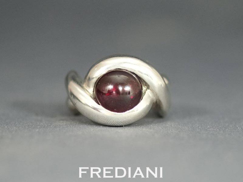 Bague en Argent sertie d'un Grenat