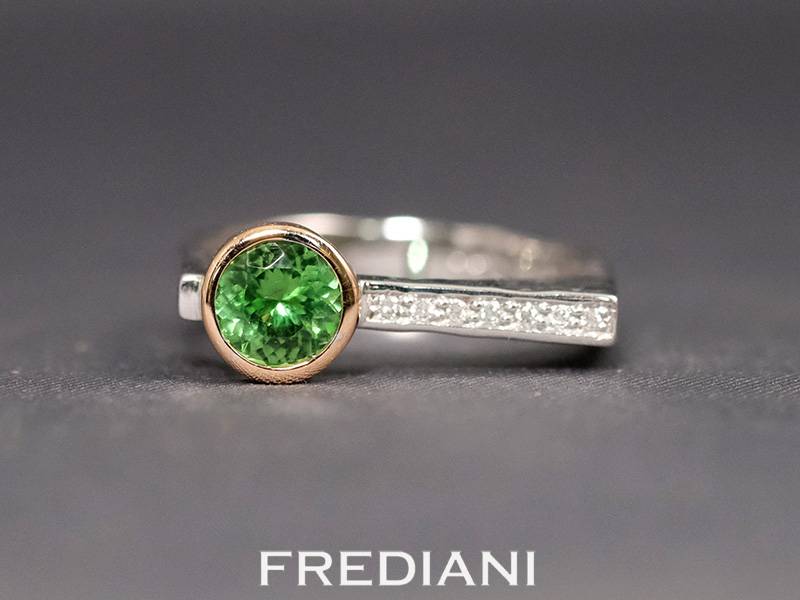 Bague en or blanc, grenat tsavorite et 7 diamants