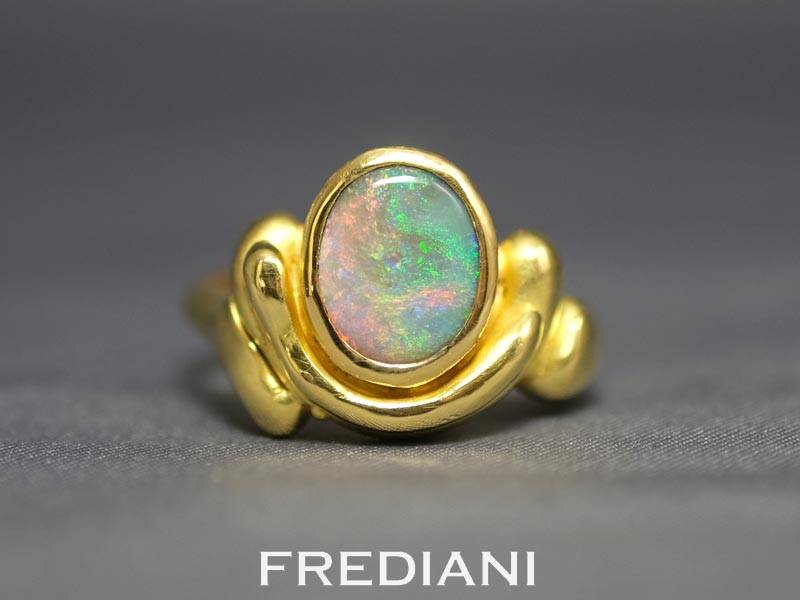 Bague en or jaune et opale d'australie