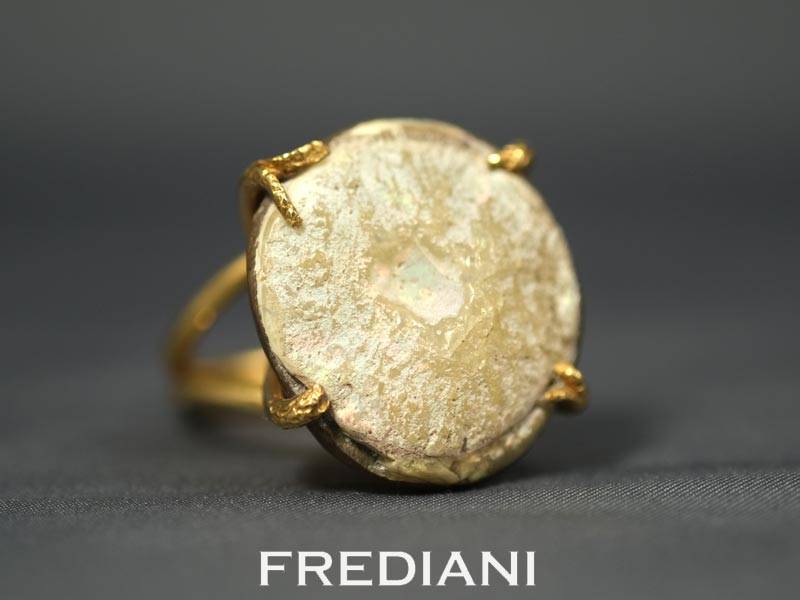 bague en or jaune et opale ethiopie naturelle