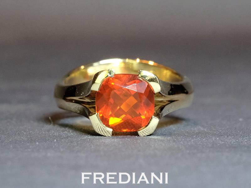 Bague en or jaune 750/000 sertie d'une opale de feu coussin naturelle