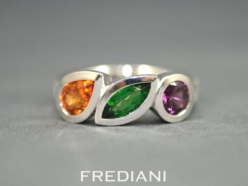 Bague en or blanc grenat tsavorite, grenat spessartite, grenat rhodolite