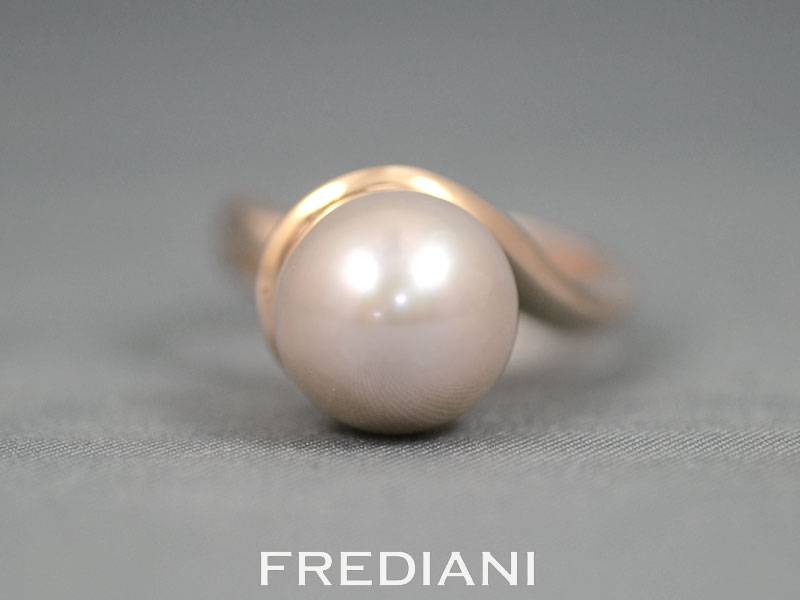 Bague or rouge et perle de culture de Chine