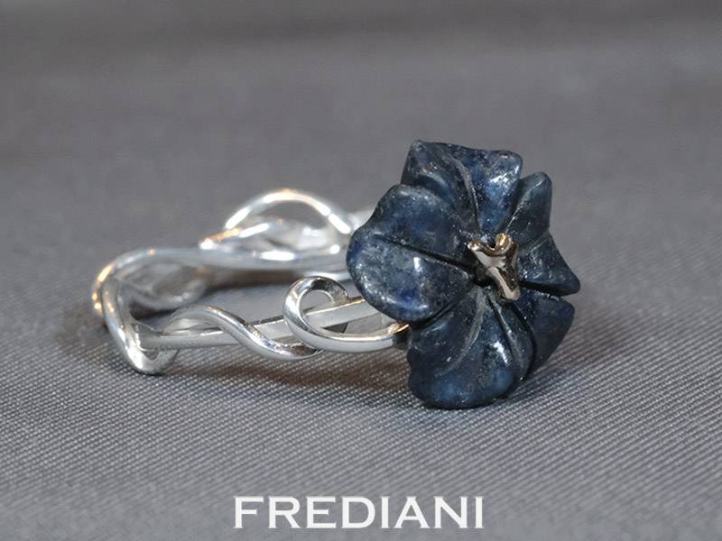 Bague en or blanc 750/000 sertie d'une fleur en sodalite naturelle