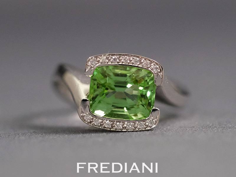Bague en or blanc péridot Birman et diamants