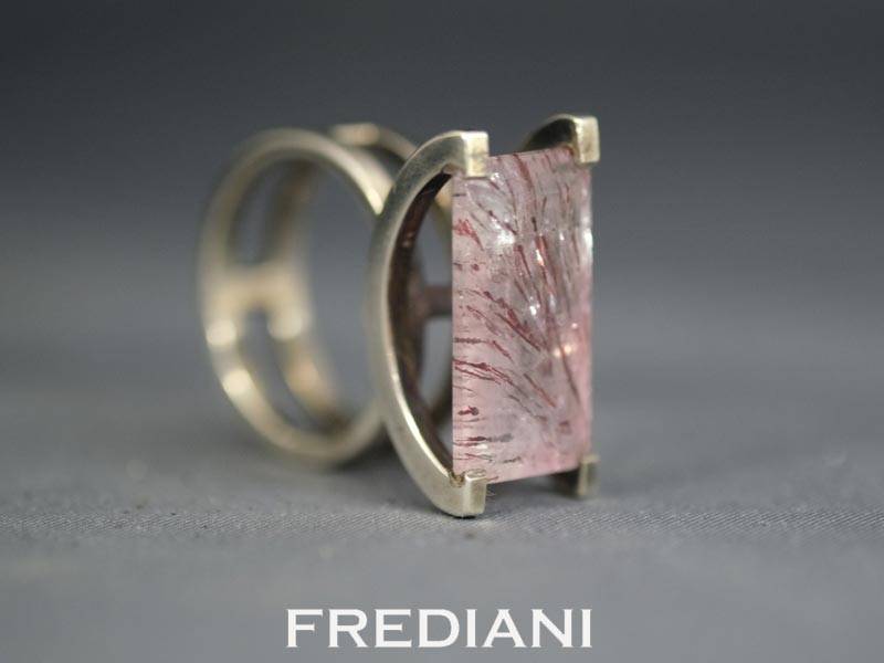 Bague en argent sertie d'un quartz à inclusions