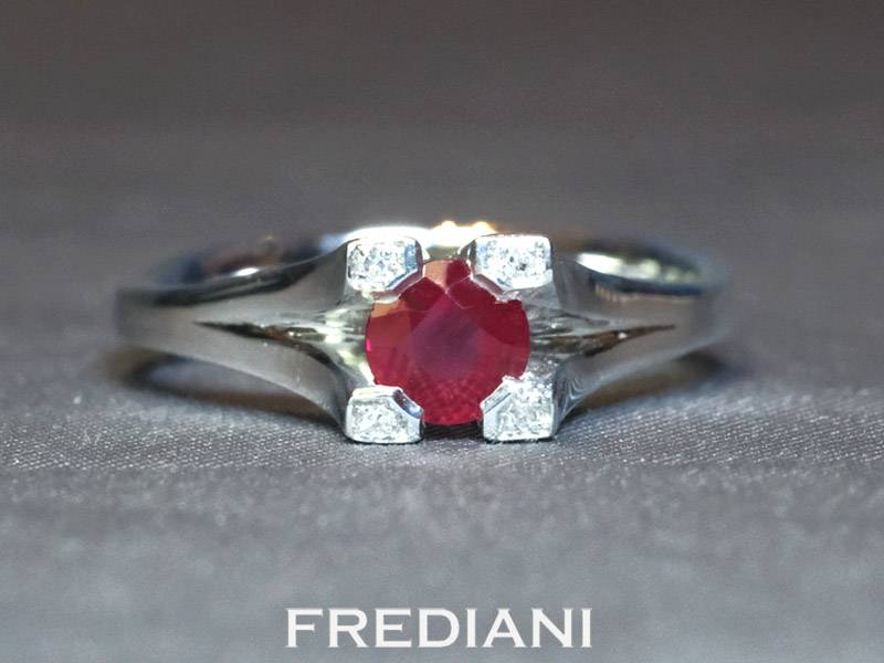 Bague en or blanc 750/000 sertie d'un rubis rond 5 mm et 4 diamants naturels