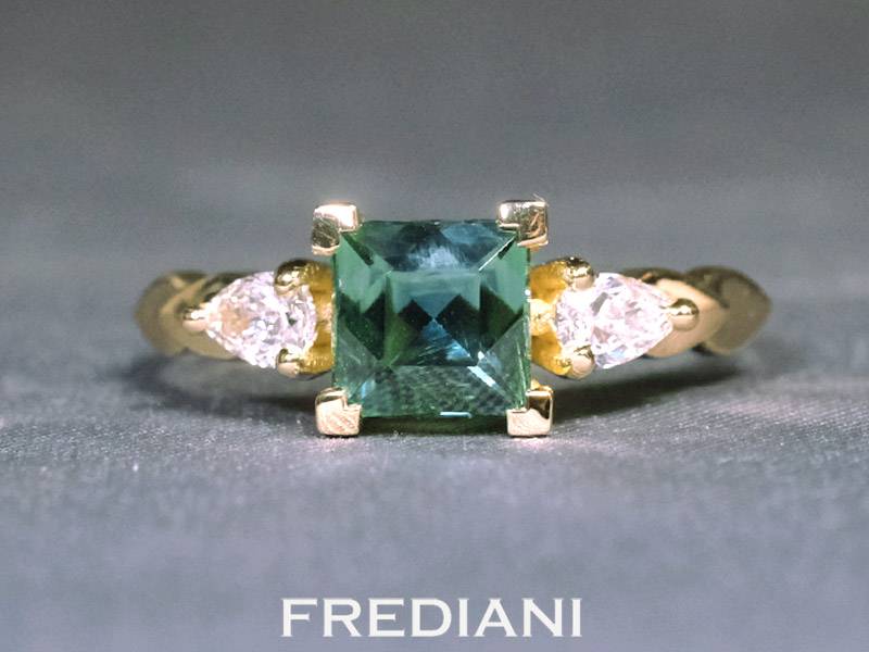 Bague en or jaune 750/000 sertie d'un saphir d'Auvergne naturel de forme carrée accompagné de 2 diamants poires E Vs2