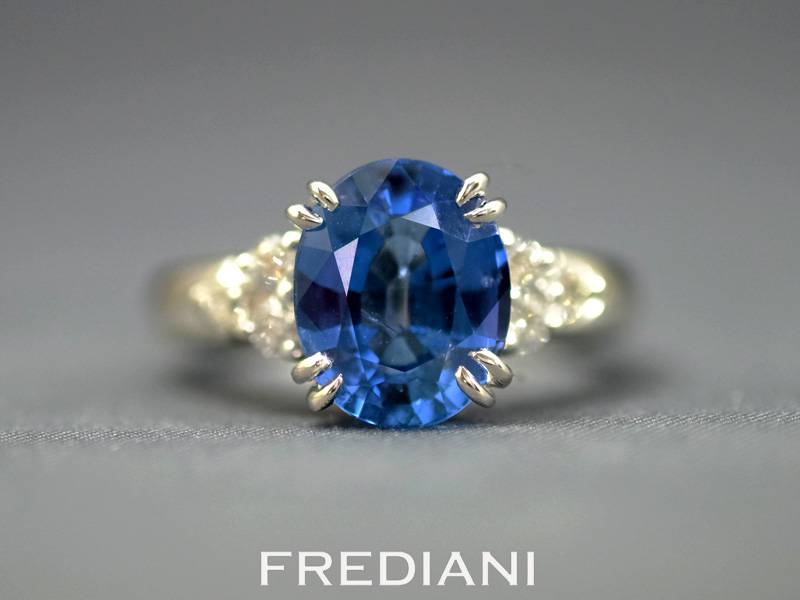 bague en or balnc saphir bleu ceylan certifié et diamants.