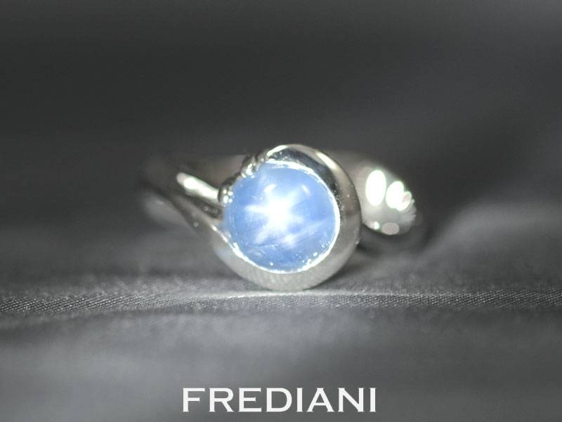 Bague en or blanc et saphir étoilé naturel