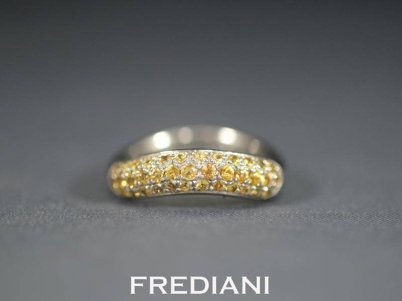 Bague pavage en Or blanc et Saphirs jaunes