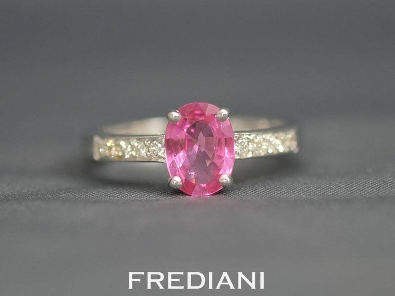 bague en or blanc saphir rose ovale et diamants