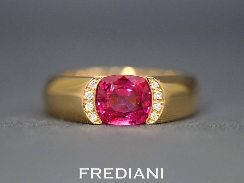 Bague en or rouge spinelle coussin naturel et 8 diamants