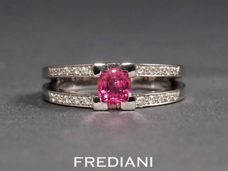 Bague en or blanc sertie d'un spinelle rose coussin et 20 diamants