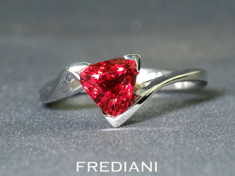 Bague en or blanc sertie d'un spinelle rouge exceptionnel de Birmanie