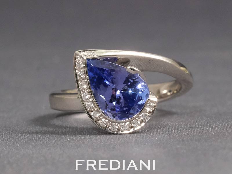 Bague en or blanc sertie d'une tanzanite et 13 diamants
