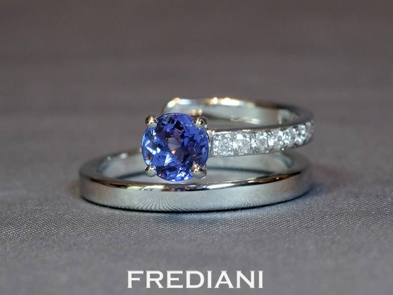 Bague en or blanc 750/000 sertie d'un tanzanite ronde de 5.5 mm et 12 diamants naturels
