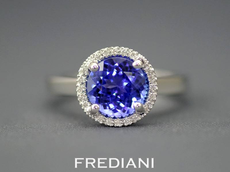 Bague en or blanc sertie d'une tanzanite ronde et 20 diamants