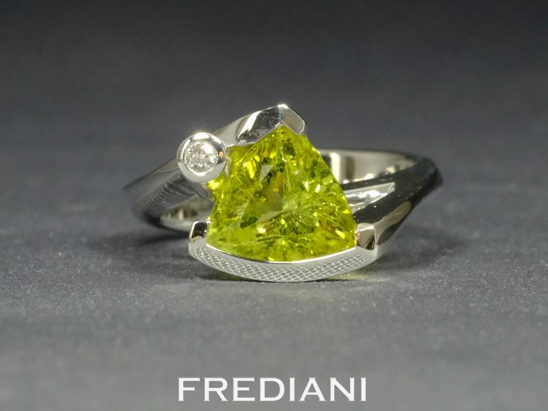 Bague en or blanc, tourmaline jaune naturelle et diamant