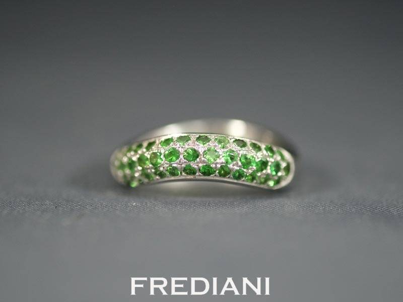 Bague pavage en Or blanc et Grenats Tsavorites